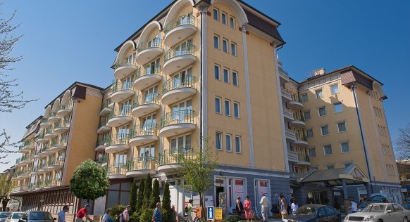 hotel_heviz_palace_building
