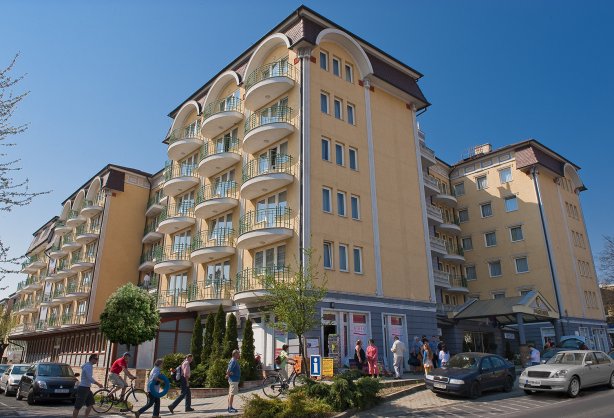 hotel_heviz_palace_building