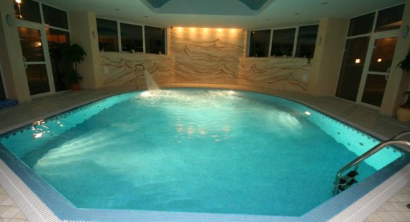 schwimmbad-hotelgold.JPG