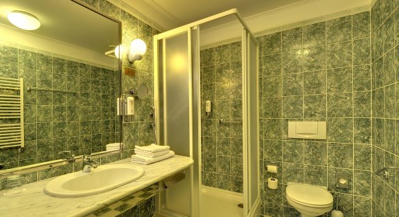 radium-palace_cat.-de-luxe_bathroom.jpg