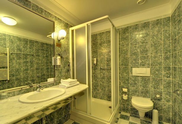 radium-palace_cat.-de-luxe_bathroom.jpg