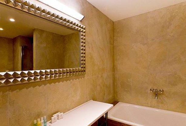 bathroom-hotel-ambassador-01.jpg