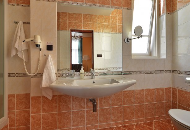 ea_hotel_jessenius_bathroom-3.jpg
