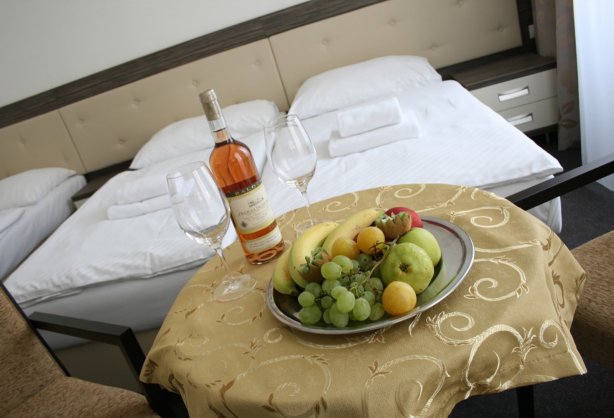 dreibettzimmer-obst-wein