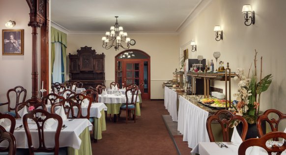 23-13-HTLS-Smetana_Restaurant_02