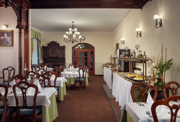 23-13-HTLS-Smetana_Restaurant_02