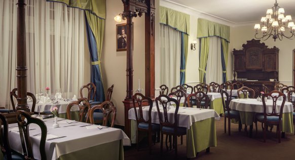 23-13-HTLS-Smetana_Restaurant_03