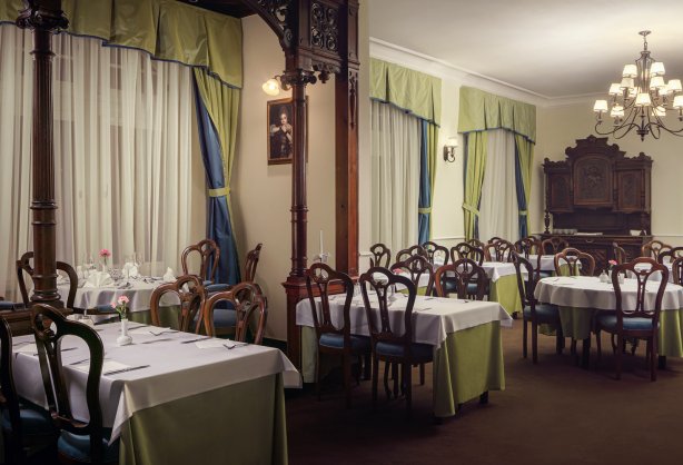 23-13-HTLS-Smetana_Restaurant_03