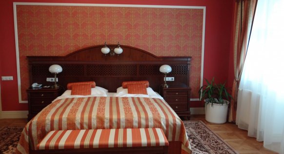 hotel-imperial-deluxe-suite-bedroom.jpg