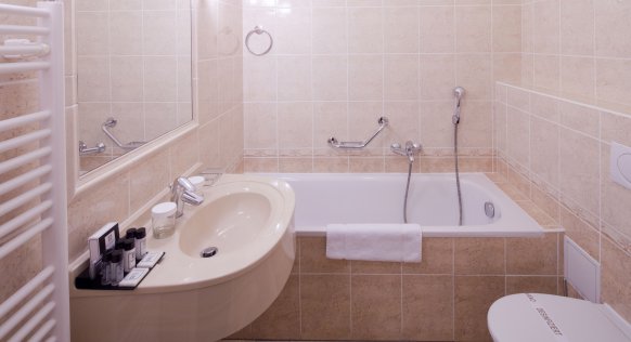 hotel-imperial-standard-double-room-bathroom.jpg