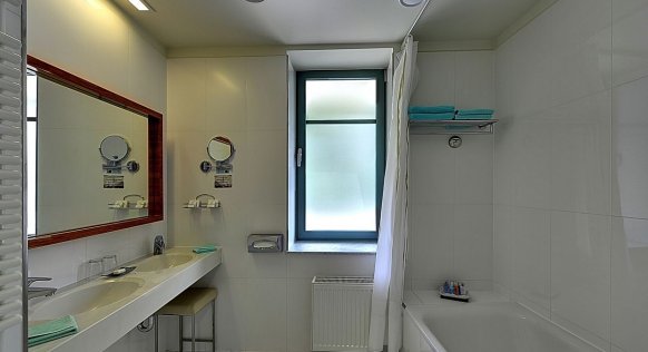 room-suite-bathroom2_result2.jpg