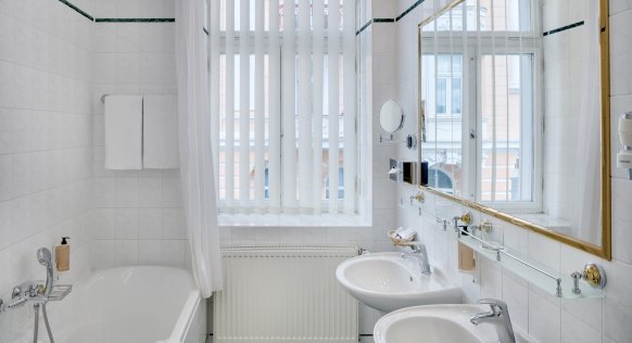 imperial_suite-plus_room-206_16a1640.jpg