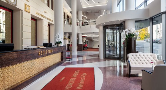 19-51-Nabokov den lobby