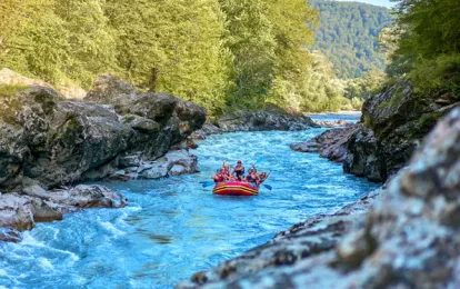 Rafting auf einem großen Boot auf einem Bergfluss bei einem Kuraufenthalt in Kolberg