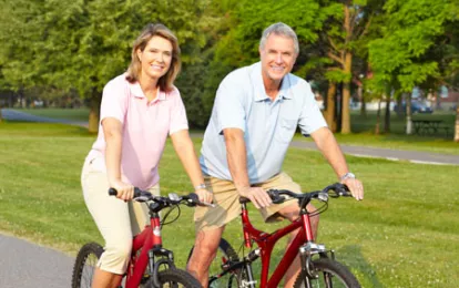 Senioren genießen eine Fahrradtour im Park während ihres Kuraufenthalts.