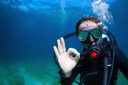 Ein Taucher erkundet die Unterwasserwelt während seines Kururlaubs in einem beliebten Kurort.