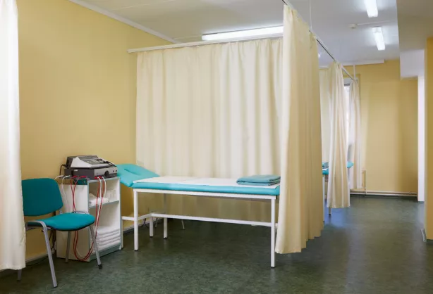 Behandlungsraum für Elektrotherapie im Spa Hotel Děvín mit Therapieliege und Geräten