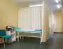 Behandlungsraum für Elektrotherapie im Spa Hotel Děvín mit Therapieliege und Geräten
