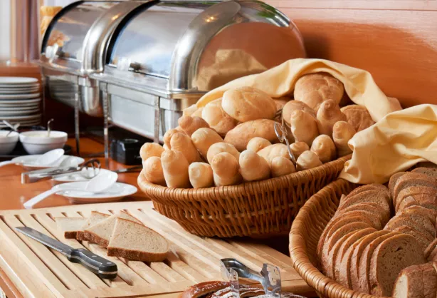 Frühstücksbuffet im Spa Hotel Děvín mit frischem Brot, Brötchen, Gebäck und Kräutern