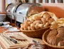 Frühstücksbuffet im Spa Hotel Děvín mit frischem Brot, Brötchen, Gebäck und Kräutern