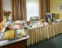 Frühstücksbuffet im Spa Hotel Děvín mit Aufschnitt, Käse, Müsli, frischem Obst und Kaffeemaschine