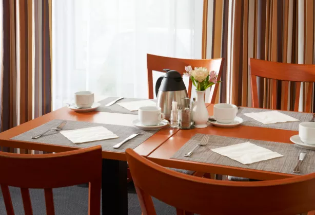 Frühstückstisch im Spa Hotel Děvín – gedeckt mit Tassen, Kanne und Blumen