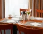 Frühstückstisch im Spa Hotel Děvín – gedeckt mit Tassen, Kanne und Blumen