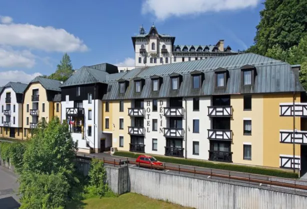 Gebäudeansicht des Spa Hotel Děvín in Marienbad mit markanter Fassade und Balkonen
