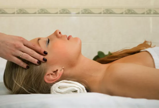 Entspannende Kopfmassage im Spa Hotel Děvín – wohltuende Wellnessanwendung für Gäste