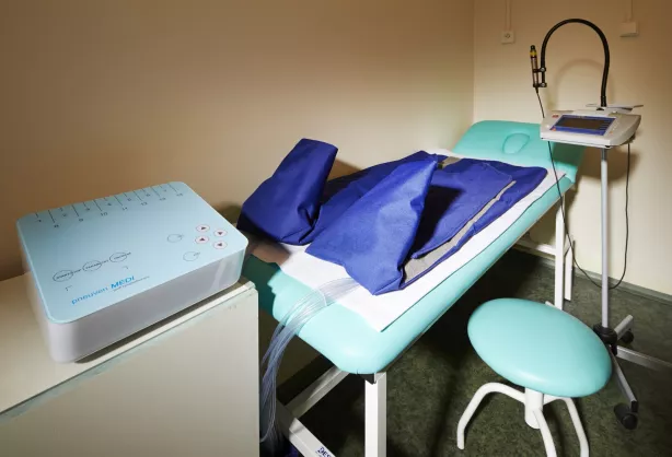 Therapieraum im Spa Hotel Děvín mit Gerät für Lymphdrainage und Lasertherapie