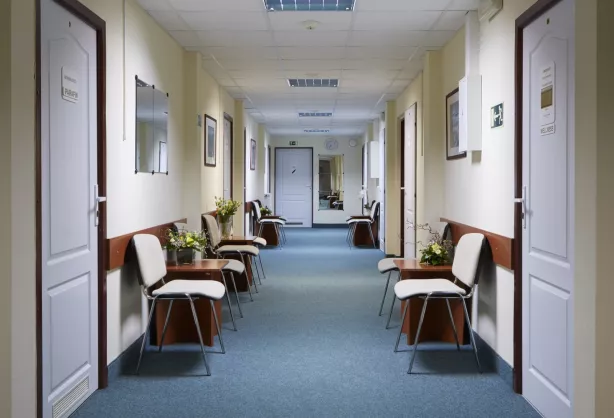 Wartebereich im medizinischen Trakt des Spa Hotel Děvín mit Sitzgelegenheiten vor den Behandlungsräumen