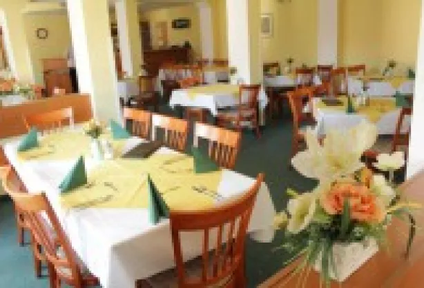 Heller Restaurantbereich im Spa Hotel Děvín mit gedeckten Tischen und Blumendekoration