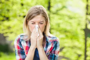 Frau mit allergischem Symptom und blähender Nase