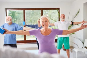 Hochrangige Gruppe beim Aerobic für Fitness und Gesundheit im Fitnessraum