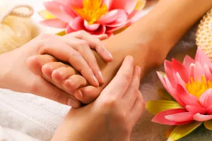 Frauen, die sich in einem Wellnessbereich bei Kuraufenthalt einen Fuß-Reflexzonen-Massage gönnen