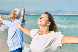 Paar beim Atmen an einem Strand während einer Klimakur