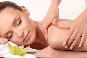 Frau genießt Massagebehandlung bei Kuraufenthalt