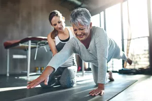 Ältere Frau beim Medical Wellness mit Physiotherapeut