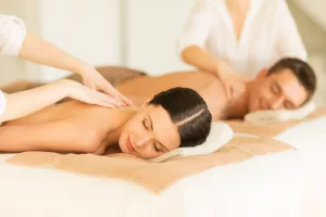 Paar bei Massage am Rücken bei Kuranwendung