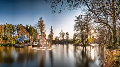 Park mit einem See im Kurort Rajecke Teplice
