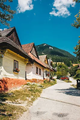 Traditionelles Dorf in den Bergen der Slowakei