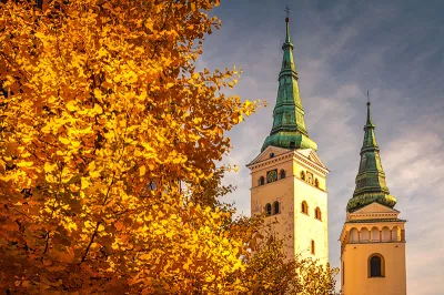 Kathedrale der Heiligen Dreifaltigkeit im Herbst