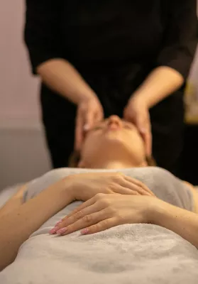 Eine Frau bekommt eine Wellness-Massage