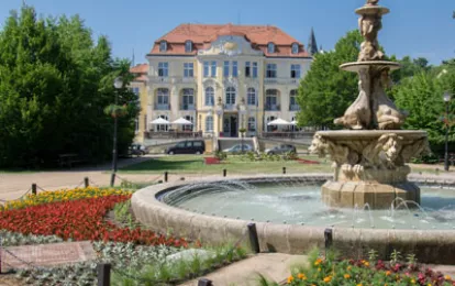 Ein Pferdebrunnen aus Marmor in der historischen Stadt Teplitz, Tschechien