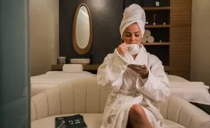 Mädchen nimmt Spa-Behandlungen