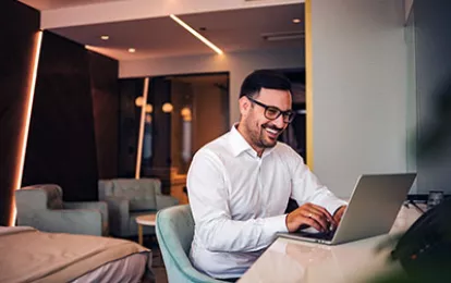 Ein Mann füllt ein Formular auf der Website aus Ein Mann füllt ein Formular auf der Website aus