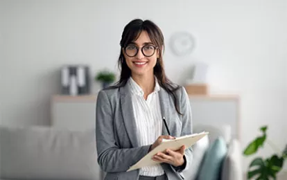 Ein Spezialist hilft bei der Lösung des Problems Ein Spezialist hilft bei der Lösung des Problems